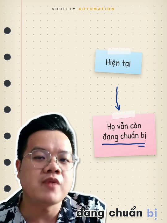 Cùng giây 7,4 sau khi dựng kiểu Sổ tay vẽ tay: Đức được tách khỏi phông, đặt trên trang giấy chấm lưới, cạnh hai giấy note Hiện tại và Họ vẫn còn đang chuẩn bị, phụ đề đang chuẩn bị