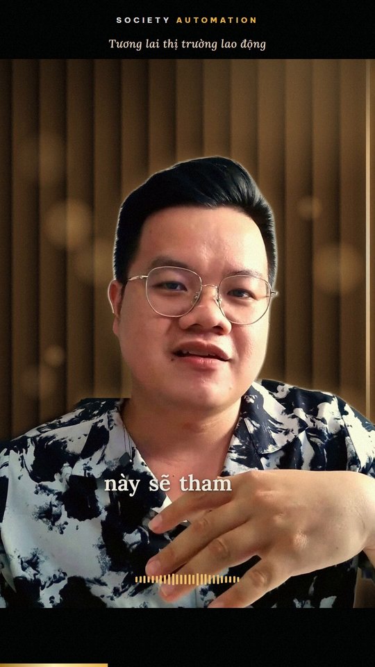Khung hình video mẫu kiểu Podcast điện ảnh: phông gỗ ấm, dải phim phía trên và sóng âm